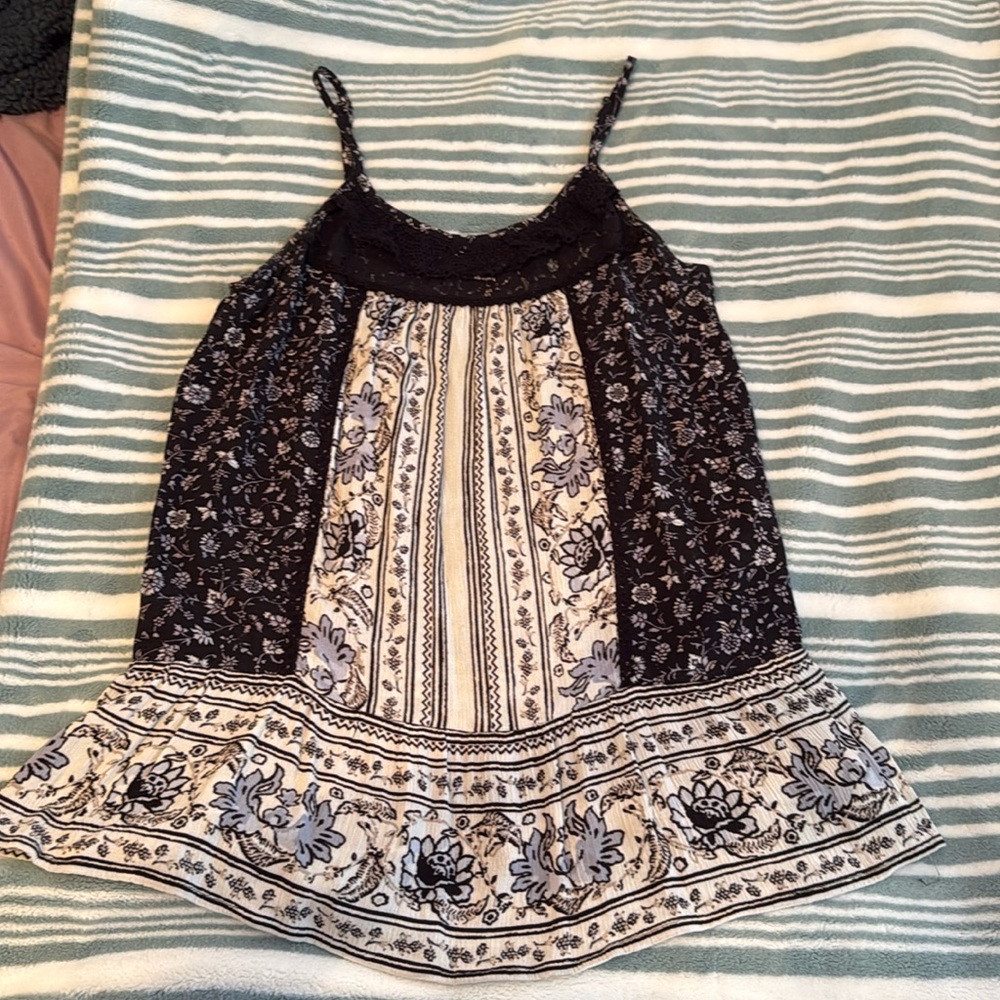 Cute Knox Rose sleeveless blouse. EUC. Size S.